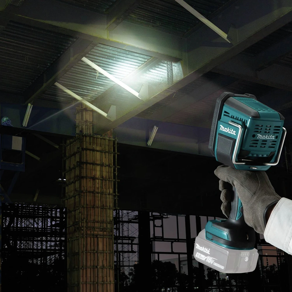 Makita DML812 18V LXT Lithium-Ion Cordless L.E.D. Flashlight / Spotlight (Light Only) 9 Makita DML812 18V LXT Lithium-Ion Cordless L.E.D. Flashlight / Spotlight (Light Only) - Image 7