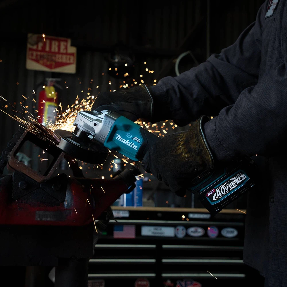 Makita GAG03M1 40V Max XGT Brushless Lithium-Ion 4-1/2 In./5 In. Cordless Paddle Switch Angle Grinder Kit With Electric Brake (4 Ah) 13 Makita GAG03M1 40V Max XGT Brushless Lithium-Ion 4-1/2 In./5 In. Cordless Paddle Switch Angle Grinder Kit With Electric Brake (4 Ah) - Image 11
