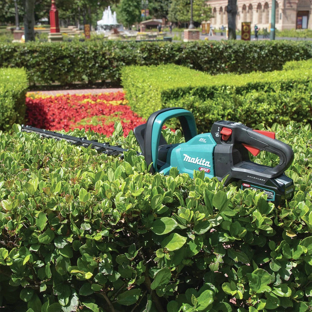 Makita GHU01M1 40V Max XGT Brushless Lithium-Ion 24 In. Cordless Rough Cut Hedge Trimmer Kit (4 Ah) 11 Makita GHU01M1 40V Max XGT Brushless Lithium-Ion 24 In. Cordless Rough Cut Hedge Trimmer Kit (4 Ah) - Image 9