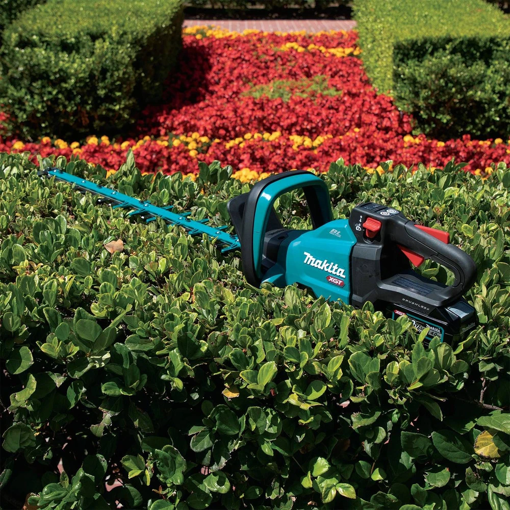Makita GHU03M1 40V Max XGT Brushless Lithium-Ion 30 In. Cordless Hedge Trimmer Kit (4 Ah) 8 Makita GHU03M1 40V Max XGT Brushless Lithium-Ion 30 In. Cordless Hedge Trimmer Kit (4 Ah) - Image 6