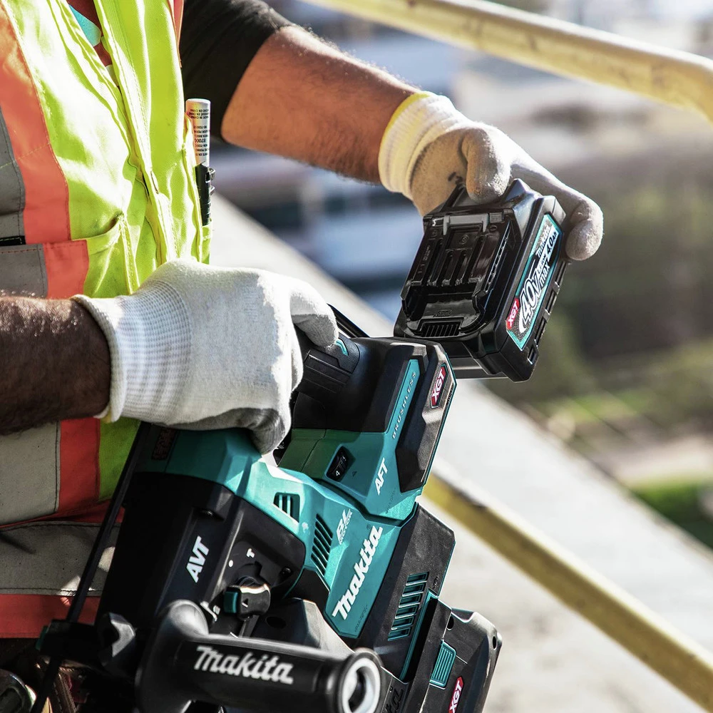 Makita GRH01M1 40V Max XGT Brushless Lithium-Ion 1-1/8 In. AVT Rotary Hammer Kit (4 Ah) 13 Makita GRH01M1 40V Max XGT Brushless Lithium-Ion 1-1/8 In. AVT Rotary Hammer Kit (4 Ah) - Image 11