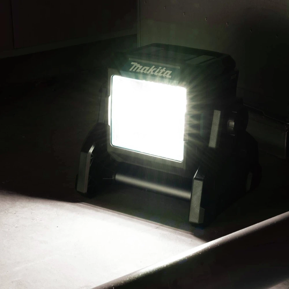 Makita ML003G 40V Max XGT Lithium-Ion Cordless L.E.D. Work Light (Tool Only) 6 Makita ML003G 40V Max XGT Lithium-Ion Cordless L.E.D. Work Light (Tool Only) - Image 4