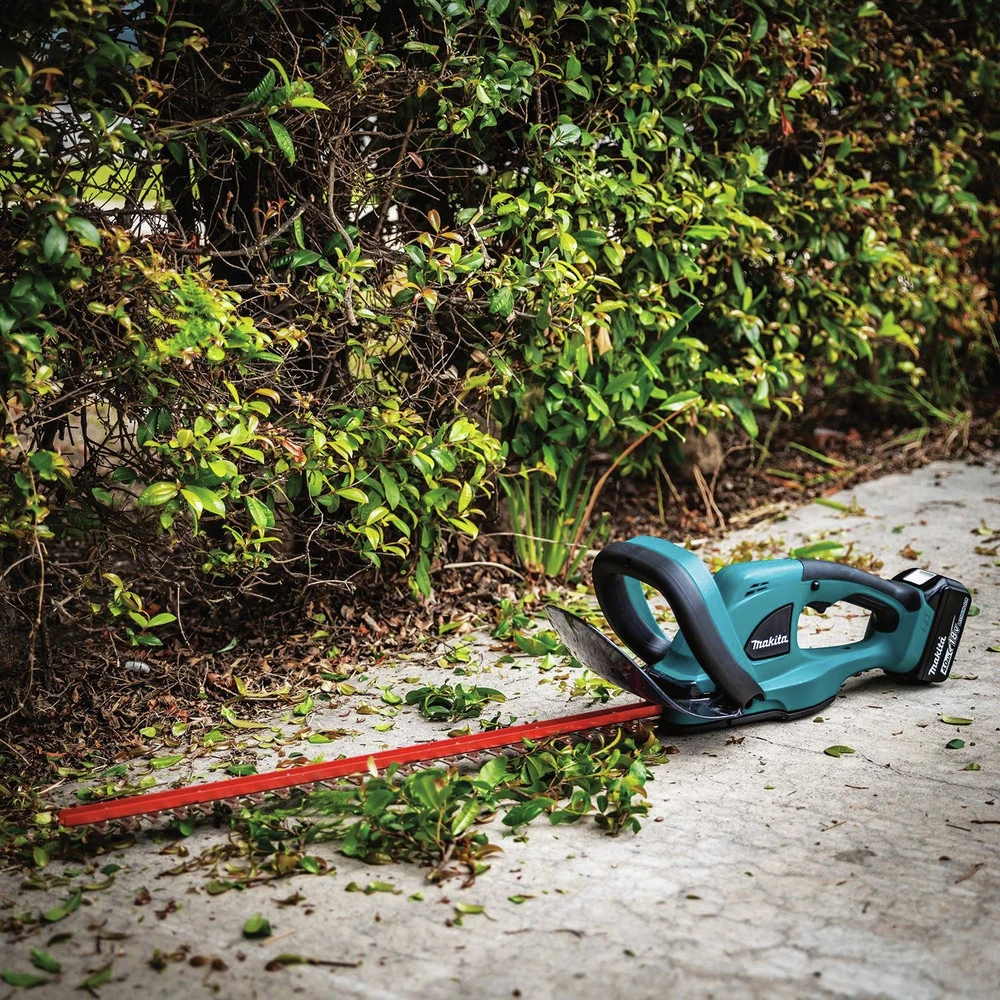 Makita XHU02M1 18V LXT 4.0 Ah Cordless Lithium-Ion 22 In. Hedge Trimmer Kit 5 Makita XHU02M1 18V LXT 4.0 Ah Cordless Lithium-Ion 22 In. Hedge Trimmer Kit - Image 3