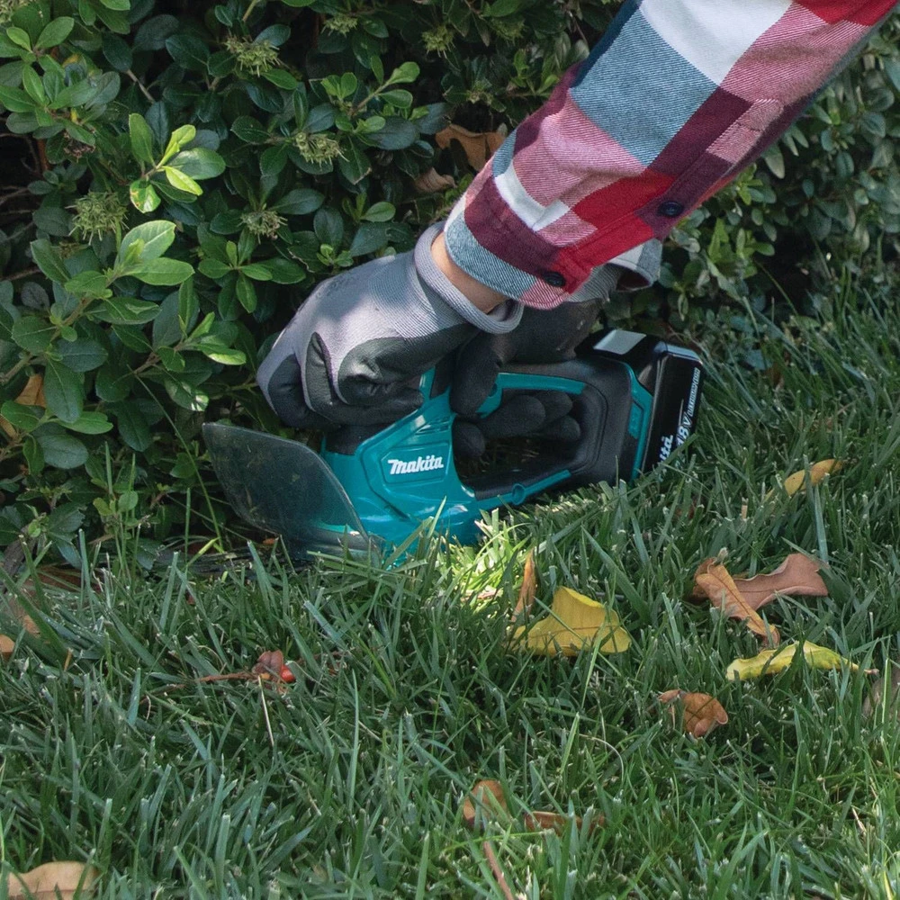 Makita XMU05Z 18V LXT Lithium-Ion 4-5/16 In. Cordless Grass Shear (Tool Only) 15 Makita XMU05Z 18V LXT Lithium-Ion 4-5/16 In. Cordless Grass Shear (Tool Only) - Image 13